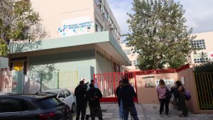 Πειραιάς: Το χρονικό της τραγωδίας με τη 13χρονη που πνίγηκε ενώ έτρωγε δεκατιανό στο ειδικό σχολείο – Τι καταγγέλλουν γονείς