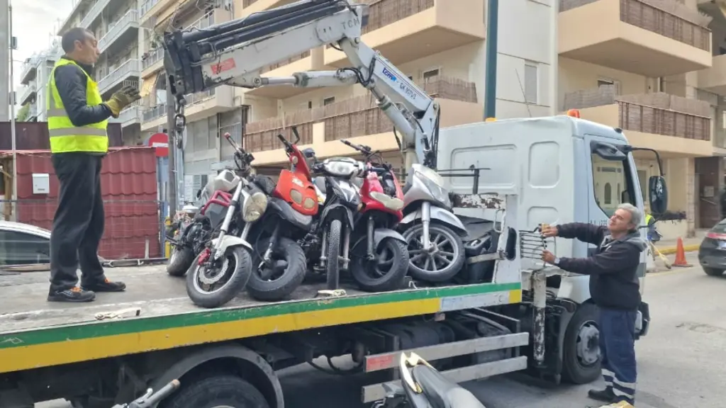 Δήμος Αθηναίων: Επιχείρηση απομάκρυνσης εκατοντάδων εγκαταλελειμμένων δικύκλων στο κέντρο της πόλης