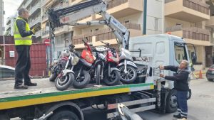 Δήμος Αθηναίων: Επιχείρηση απομάκρυνσης εκατοντάδων εγκαταλελειμμένων δικύκλων στο κέντρο της πόλης