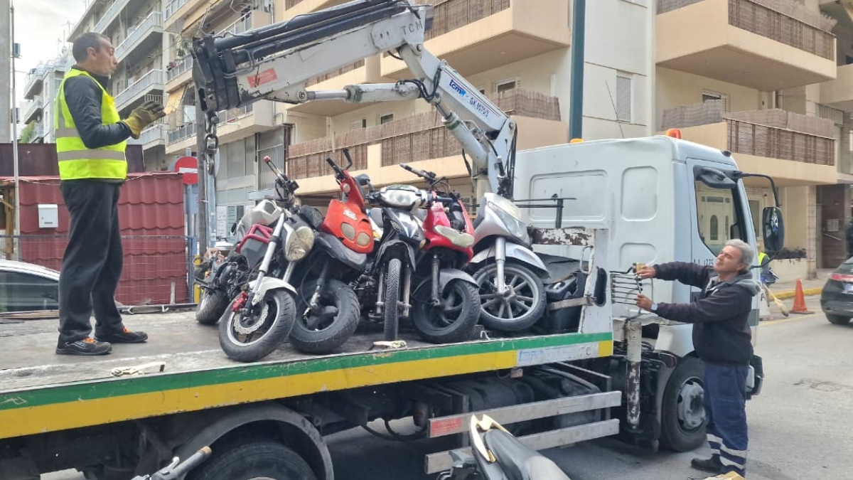 Δήμος Αθηναίων: Επιχείρηση απομάκρυνσης εκατοντάδων εγκαταλελειμμένων δικύκλων στο κέντρο της πόλης