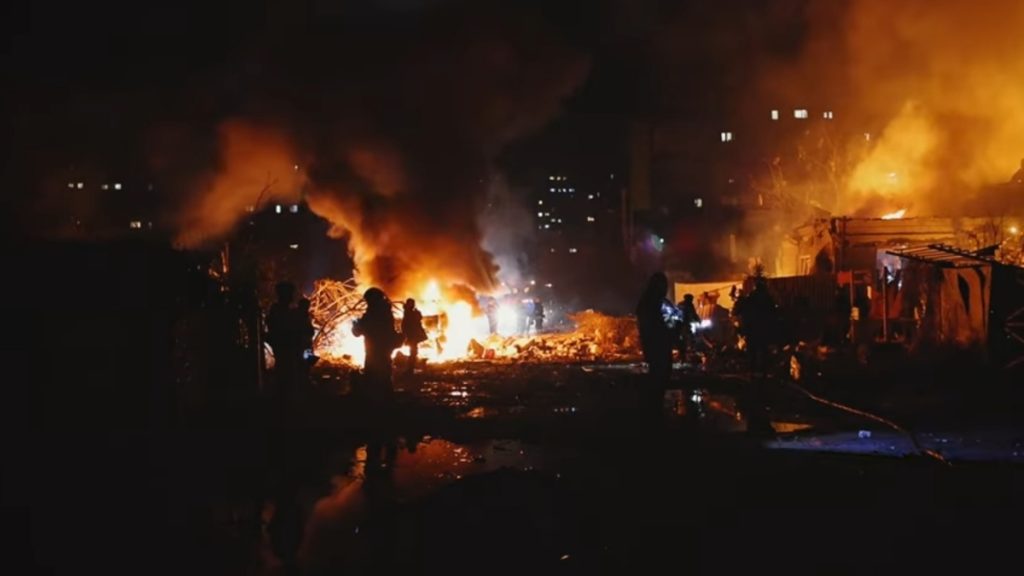 Ουκρανία: Μαζικά ρωσικά πλήγματα στο Χάρκοβο – 4 νεκροί και 17 τραυματίες (βίντεο)