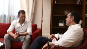 Τσίπρας για Κασσελάκη: “Μου φάνηκε υπερφίαλος” – Η επική ερώτηση του Τάιλερ στη Μπαζιάνα