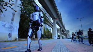 Κίνα: Ανθρωπόμορφο ρομπότ περπάτησε αδιάκοπα… 100 χλμ. μέσα σε 3 ημέρες και μπήκε στο βιβλίο Γκίνες