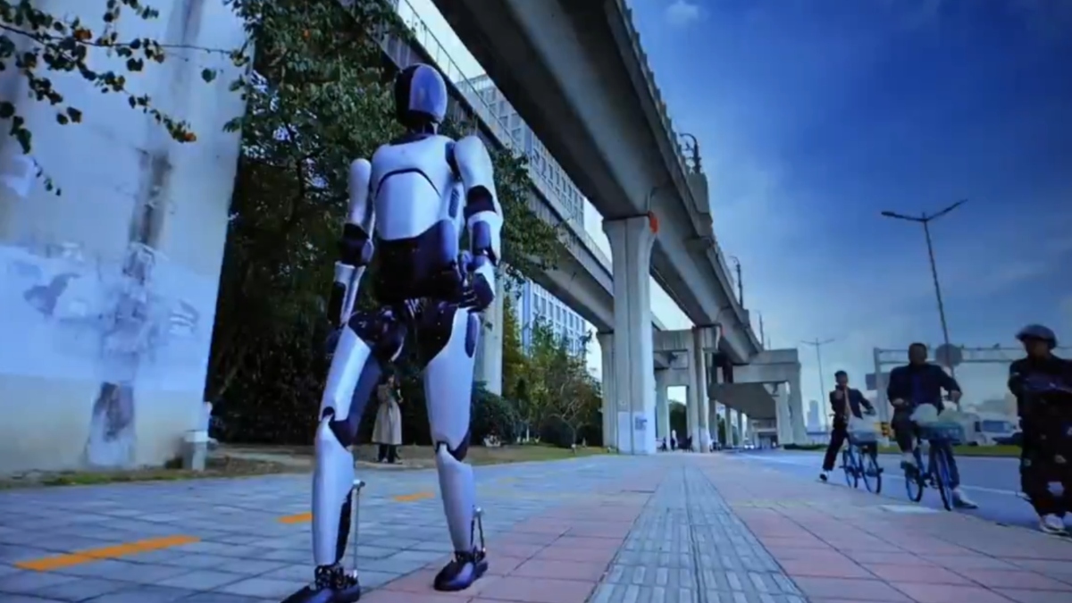 Κίνα: Ανθρωπόμορφο ρομπότ περπάτησε αδιάκοπα… 100 χλμ. μέσα σε 3 ημέρες και μπήκε στο βιβλίο Γκίνες