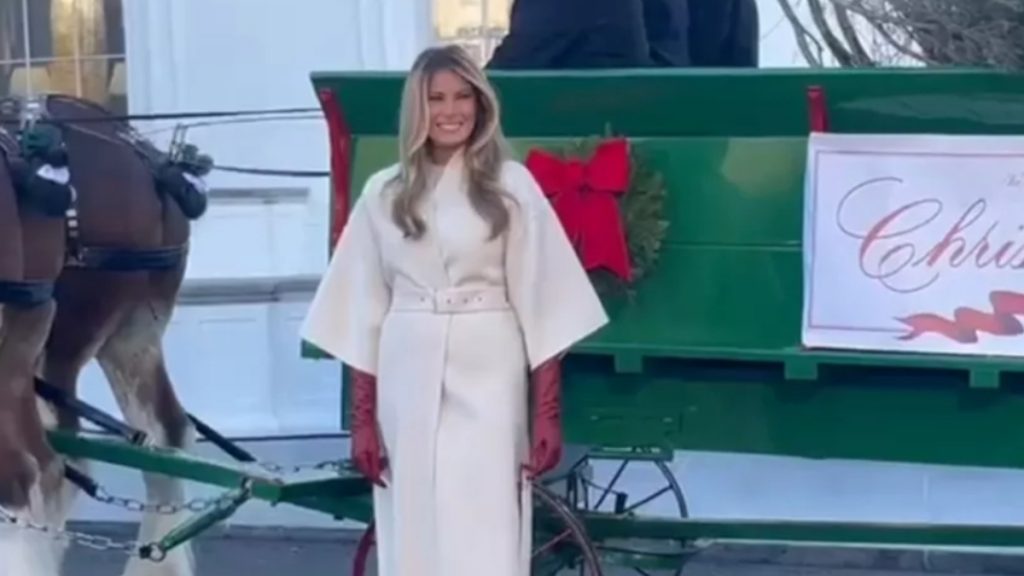 Μελάνια Τραμπ: Παρέλαβε το τεράστιο χριστουγεννιάτικο δέντρο στον Λευκό Οίκο και έκλεψε τις εντυπώσεις (βίντεο)