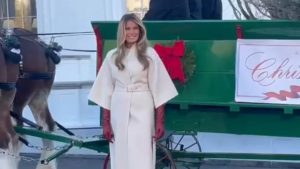 Μελάνια Τραμπ: Παρέλαβε το τεράστιο χριστουγεννιάτικο δέντρο στον Λευκό Οίκο και έκλεψε τις εντυπώσεις (βίντεο)