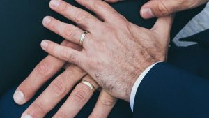 Ευρωπαϊκό Δικαστήριο: Ο γάμος μεταξύ ομόφυλων ζευγαριών πρέπει να αναγνωρίζεται σε όλες τις χώρες του μπλοκ