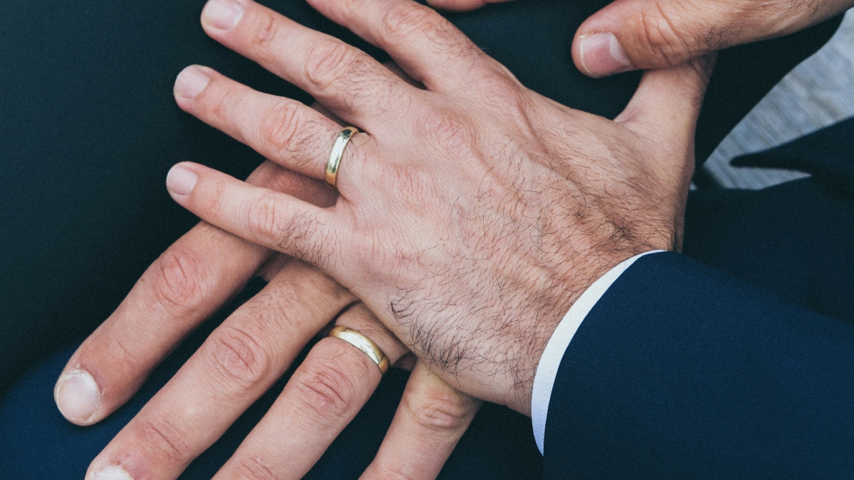 Ευρωπαϊκό Δικαστήριο: Ο γάμος μεταξύ ομόφυλων ζευγαριών πρέπει να αναγνωρίζεται σε όλες τις χώρες του μπλοκ