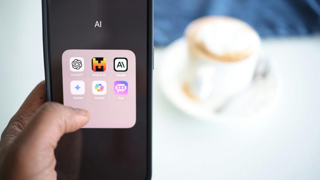 Τεχνητή Νοημοσύνη: Οι εργαζόμενοι “κερδίζουν” κατά μέσο όρο 2 ώρες την ημέρα, σύμφωνα με νέα έρευνα