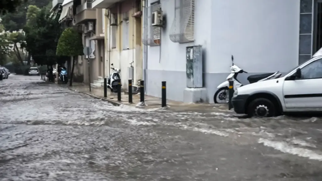 Καιρός σήμερα: Ισχυρές βροχές και καταιγίδες στη μισή χώρα – “Red Code” 4 περιφέρειες για την κακοκαιρία Adel