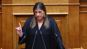 Κωνσταντοπούλου “πυροβολεί” Τσίπρα: “Ειδικός στο ξεπούλημα, έπρεπε να πάει φυλακή για το Μάτι”