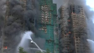 Χονγκ Κονγκ: Μεγάλη φωτιά σε ουρανοξύστες  με 2.000 διαμερίσματα – Αναφορές για πολλούς παγιδευμένους  (βίντεο)