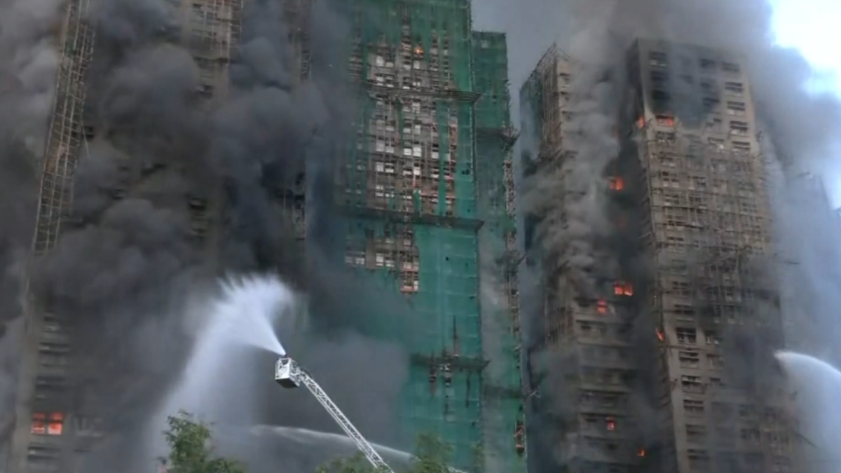 Χονγκ Κονγκ: Μεγάλη φωτιά σε ουρανοξύστες  με 2.000 διαμερίσματα – Αναφορές για πολλούς παγιδευμένους  (βίντεο)