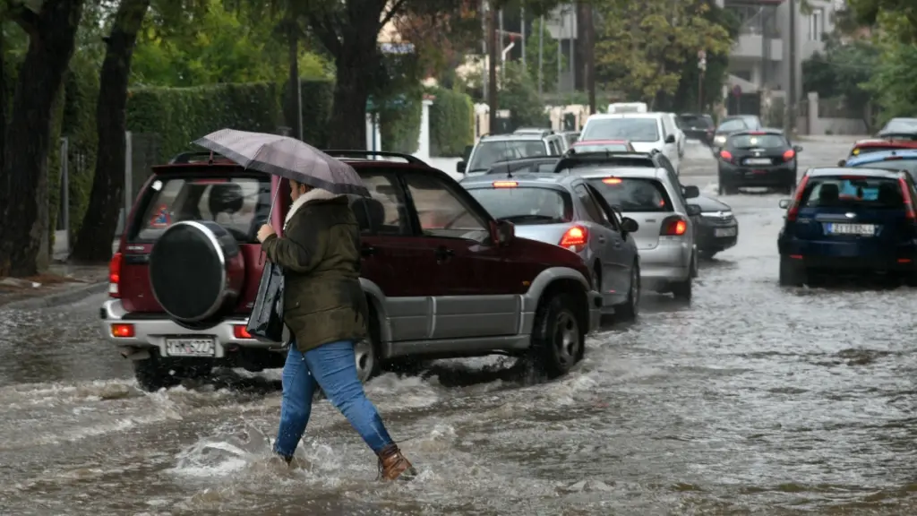 Προ των πυλών η κακοκαιρία με βροχές και καταιγίδες – Σε «Red Code» έξι περιφερειακές ενότητες την Δευτέρα 26/1