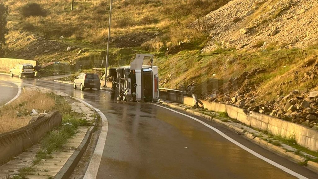 Τροχαίο δυστύχημα στο Πέραμα: Νεκρή 54χρονη ύστερα από ανατροπή φορτηγού που οδηγούσε ο γιος της