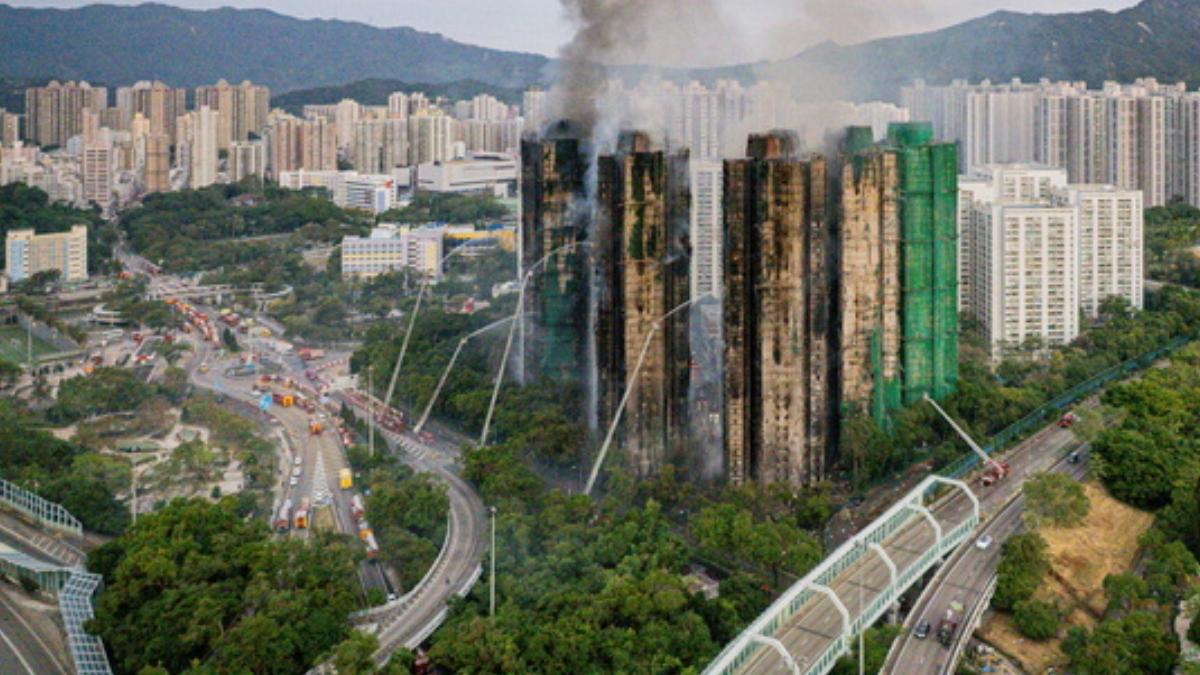 Χονγκ Κονγκ: Η φονική πυρκαγιά “ανέβηκε” 32 ορόφους μέσα σε 5 λεπτά – Αγωνία για τους εκατοντάδες αγνοούμενους