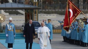Τουρκία: Η υποδοχή του Πάπα Λέοντα από τον Ερντογάν με τιμές και κανονιοβολισμούς (βίντεο)