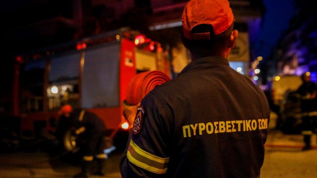 Περιστέρι: Φωτιά σε διαμέρισμα πολυκατοικίας – Απεγκλωβίστηκαν δύο γυναίκες