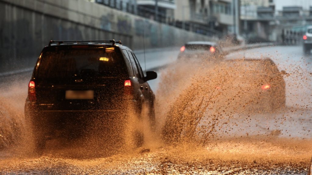 Η κακοκαιρία Adel σφυροκοπά και την Αττική  με ισχυρές καταιγίδες και χαλάζι – “Ποτάμια” οι δρόμοι (βίντεο)