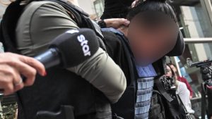 Σαλαμίνα: Απολογείται η 46χρονη που δολοφόνησε την πεθερά της – Αποδοκιμασίες έξω από τα δικαστήρια