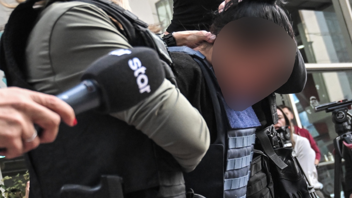 Σαλαμίνα: Απολογείται η 46χρονη που δολοφόνησε την πεθερά της – Αποδοκιμασίες έξω από τα δικαστήρια