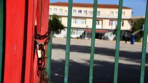 Χαλάνδρι: Η απόφαση για τη διευθύντρια σχολείου που έβαζε τους μαθητές να σκάβουν για να σβήνουν απουσίες