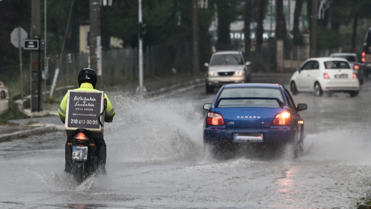 Κακοκαιρία Adel: Μέχρι το μεσημέρι τα έντονα φαινόμενα στην Αττική, πλημμύρισαν δρόμοι, έκλεισαν σχολεία – Νέο έκτακτο δελτίο της ΕΜΥ
