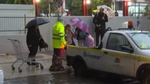 Απίστευτες εικόνες στο Μοσχάτο: Ο δήμος μετέφερε σε… καρότσα αγροτικού πολίτες που ήθελαν να διασχίσουν τον δρόμο (βίντεο)