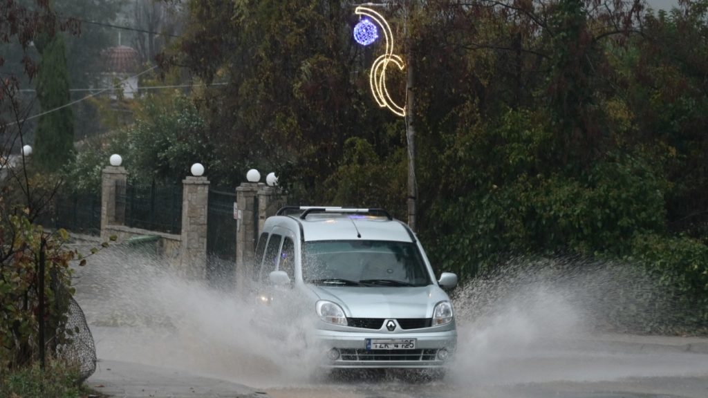 Κακοκαιρία Adel: Διακοπή κυκλοφορίας στη λεωφόρο Ποσειδώνος – Πού αλλού υπάρχουν κυκλοφοριακές ρυθμίσεις