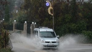 Κακοκαιρία Adel: Διακοπή κυκλοφορίας στη λεωφόρο Ποσειδώνος