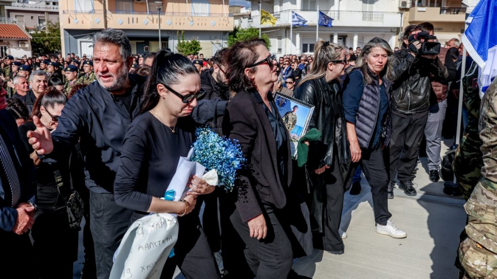 Τυμπάκι: Αβάσταχτος πόνος στην κηδεία του 19χρονου Ραφαήλ, τραγικές φιγούρες οι γονείς του – Τυλιγμένο με την ελληνική σημαία το φέρετρο (Εικόνες)