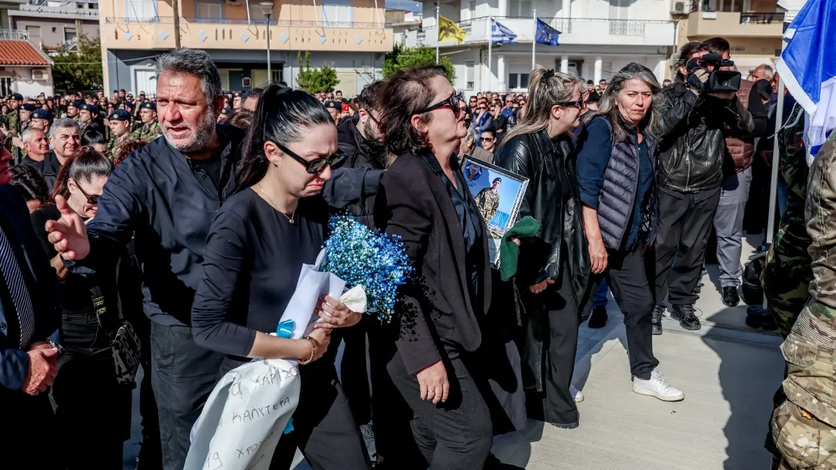 Τυμπάκι: Αβάσταχτος πόνος στην κηδεία του 19χρονου Ραφαήλ, τραγικές φιγούρες οι γονείς του – Τυλιγμένο με την ελληνική σημαία το φέρετρο (Εικόνες)