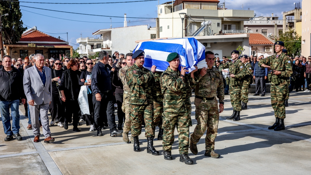 Τυμπάκι: Αβάσταχτος πόνος και στρατιωτικές τιμές στην κηδεία του 19χρονου Ραφαήλ – Τυλιγμένο με την ελληνική σημαία το φέρετρο (Εικόνες)