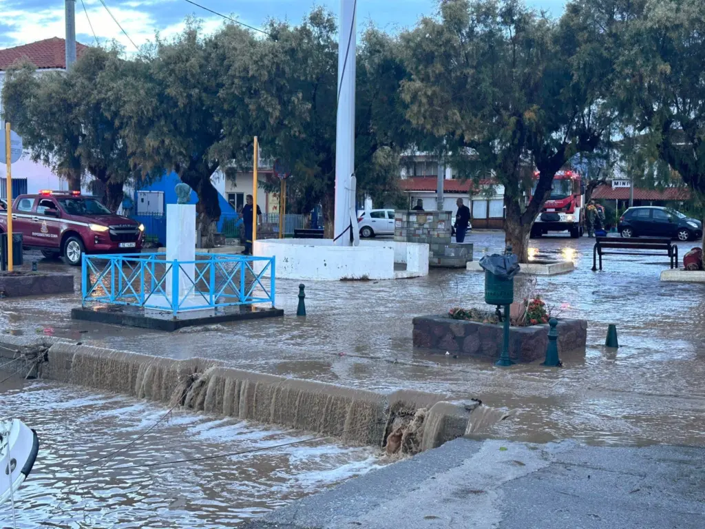 Η κακοκαιρία σάρωσε Λέσβο και Σάμο – Πλημμύρες και κλειστά σχολεία από τις καταιγίδες και το χαλάζι (Εικόνες)