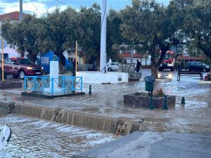 Η κακοκαιρία σάρωσε Λέσβο και Σάμο – Πλημμύρες και κλειστά σχολεία από τις καταιγίδες και το χαλάζι (Εικόνες)