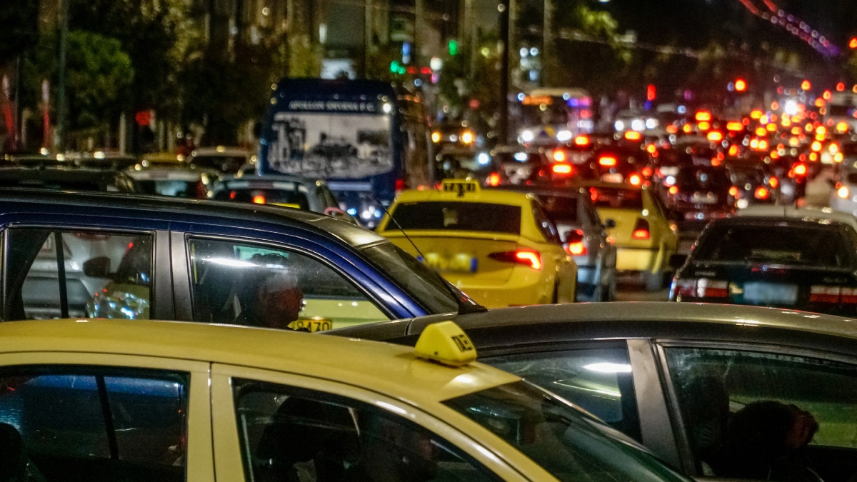 Κακοκαιρία Byron: Στο «κόκκινο» η κίνηση στους δρόμους – Ουρές χιλιομέτρων σε Κηφισό, Κηφισιάς και Αττική Οδός