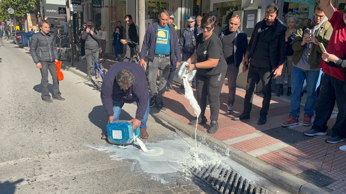 Διαμαρτυρία κτηνοτρόφων έξω από το γραφείο του υφυπουργού Χρήστου Κέλλα στην Λάρισα