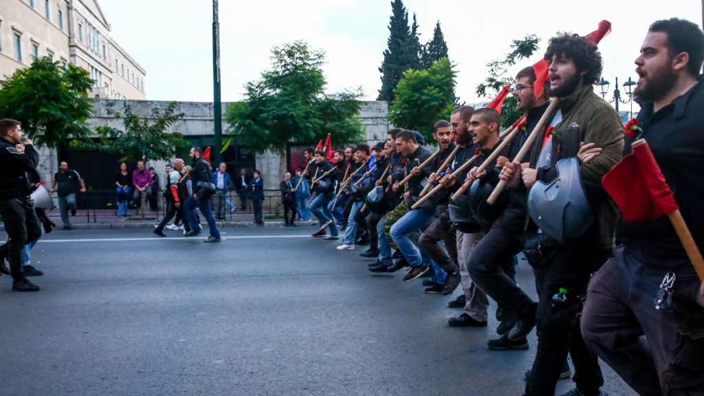 Πολυτεχνείο: Σε εξέλιξη η μεγάλη πορεία – 11 συλλήψεις και 43 προσαγωγές