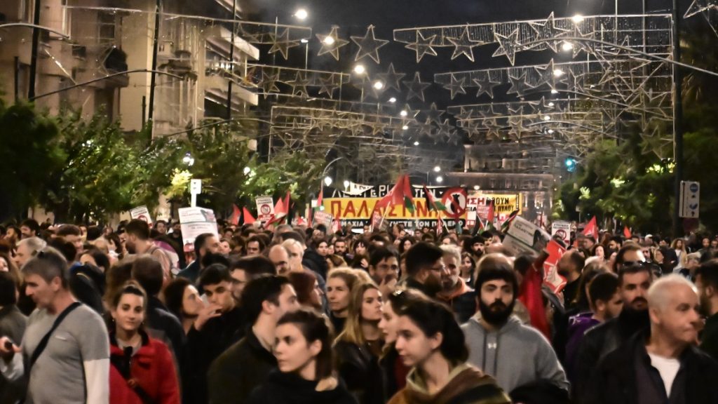 Πολυτεχνείο: Σε εξέλιξη η μεγάλη πορεία – 11 συλλήψεις και 43 προσαγωγές