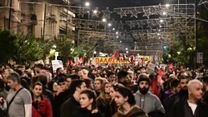 Πολυτεχνείο: Έφτασε στην πρεσβεία των ΗΠΑ η κεφαλή της πορείας – LIVE οι κινητοποιήσεις για την 52η επέτειο