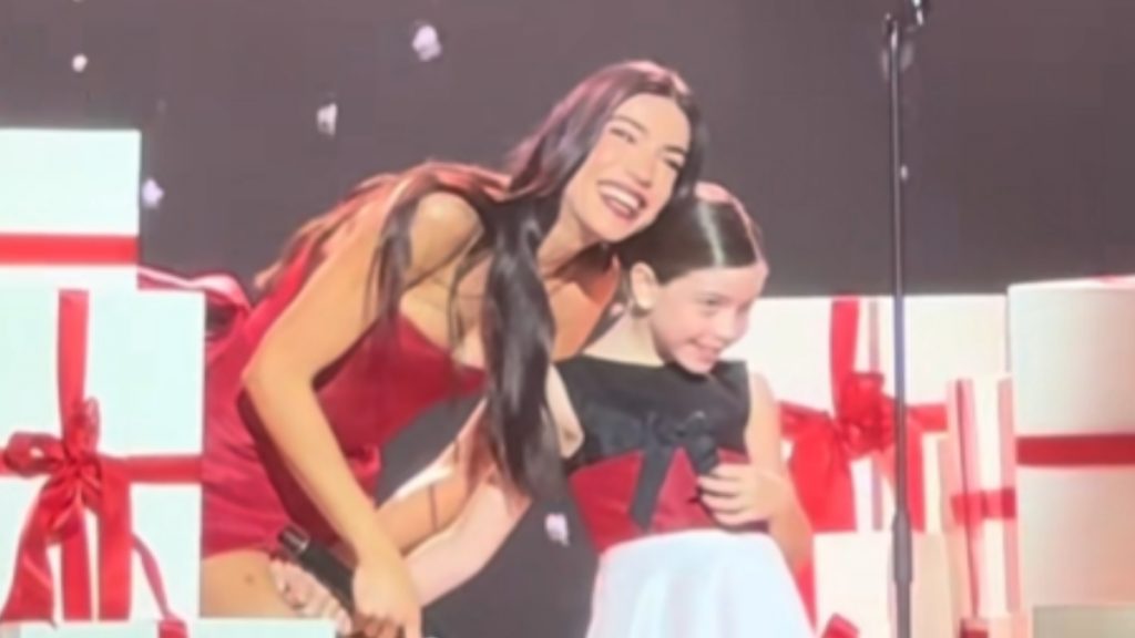 Η κόρη της Ήβης Αδάμου “έκλεψε” την παράσταση στο MadWalk 2025 – Η ομοιότητα με τον Stavento