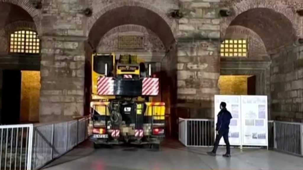 Ανησυχία για την Αγία Σοφία: “Δεν αντέχει ούτε αυτοκίνητο – Το κτίριο θα καταρρεύσει” λέει γνωστός Τούρκος ιστορικός