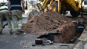 Βουλιαγμένη: Κλειστές δύο λωρίδες κυκλοφορίας στην οδό Αθηνάς λόγω θραύσης αγωγού υδροδότησης