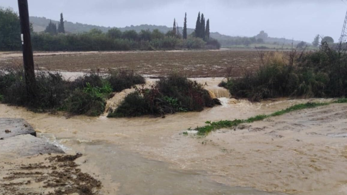 Αγρίνιο: Οι δρόμοι έγιναν «χείμαρροι» – Προβλήματα από την έντονη βροχόπτωση (Εικόνες & Βίντεο)