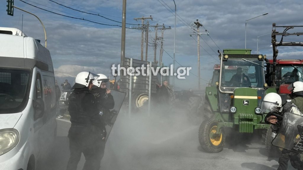 Πλατύκαμπος: Αγρότες επιτέθηκαν σε περιπολικό που τους έκλεισε το δρόμο – Έσπασαν το παρμπρίζ, μία προσαγωγή (Βίντεο)