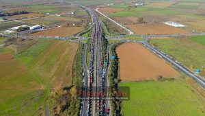 Καρδίτσα: Αγρότες «έσπασαν» το μπλόκο της ΕΛΑΣ και βγήκαν στην Εθνική (Εικόνες & Βίντεο)