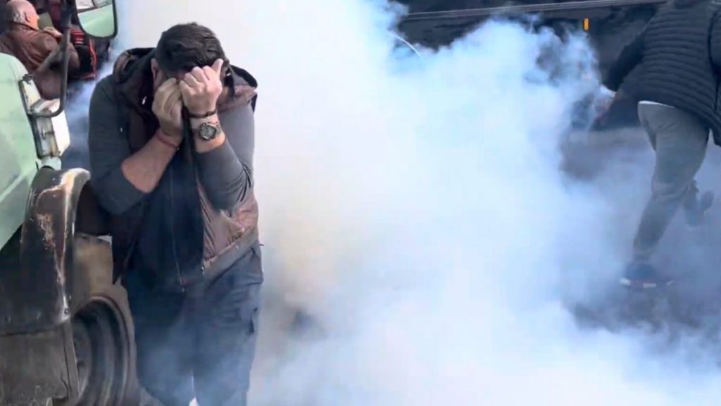 Πλατύκαμπος: Αγρότες επιτέθηκαν σε περιπολικό που τους έκλεισε το δρόμο – Έσπασαν το παρμπρίζ, μία προσαγωγή (Εικόνες & Βίντεο)