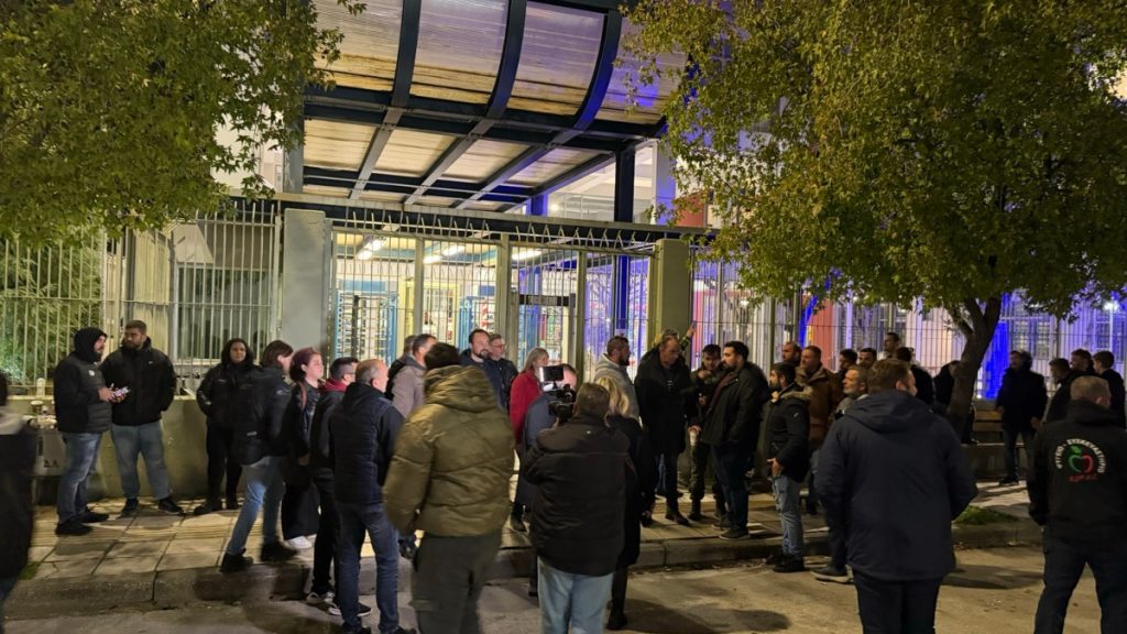 Κομμένη στα δύο η Ελλάδα από τα μπλόκα των αγροτών – Πάνω από 1000 τρακτέρ στην Εθνική