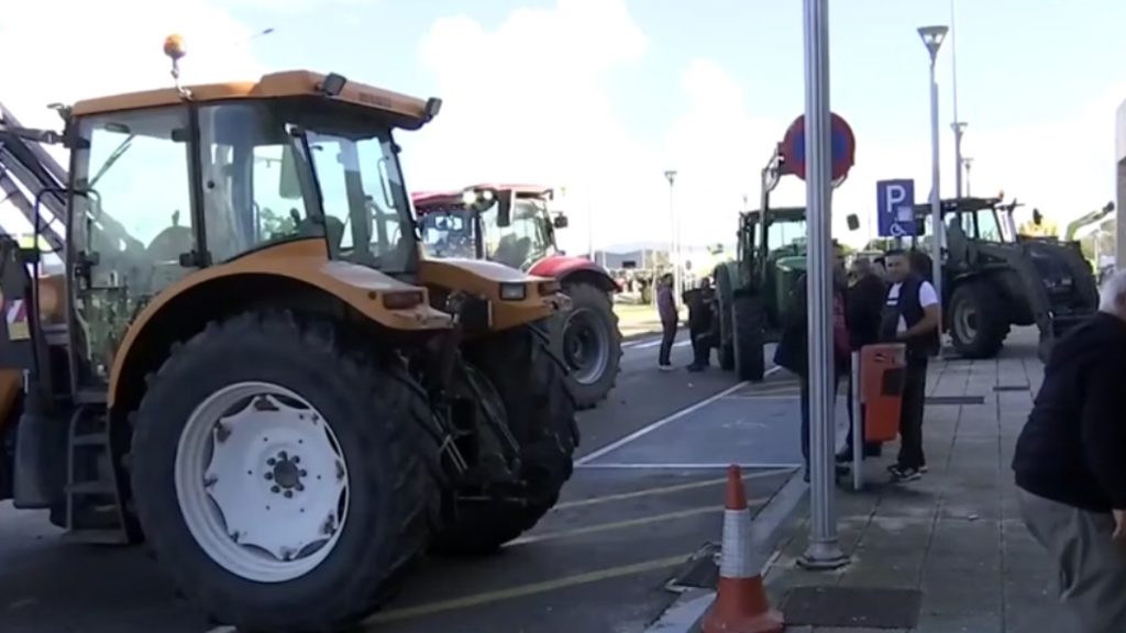 Ένταση στο αεροδρόμιο της Αλεξανδρούπολης μεταξύ αγροτών και αστυνομίας ενόψει της επίσκεψης Μητσοτάκη