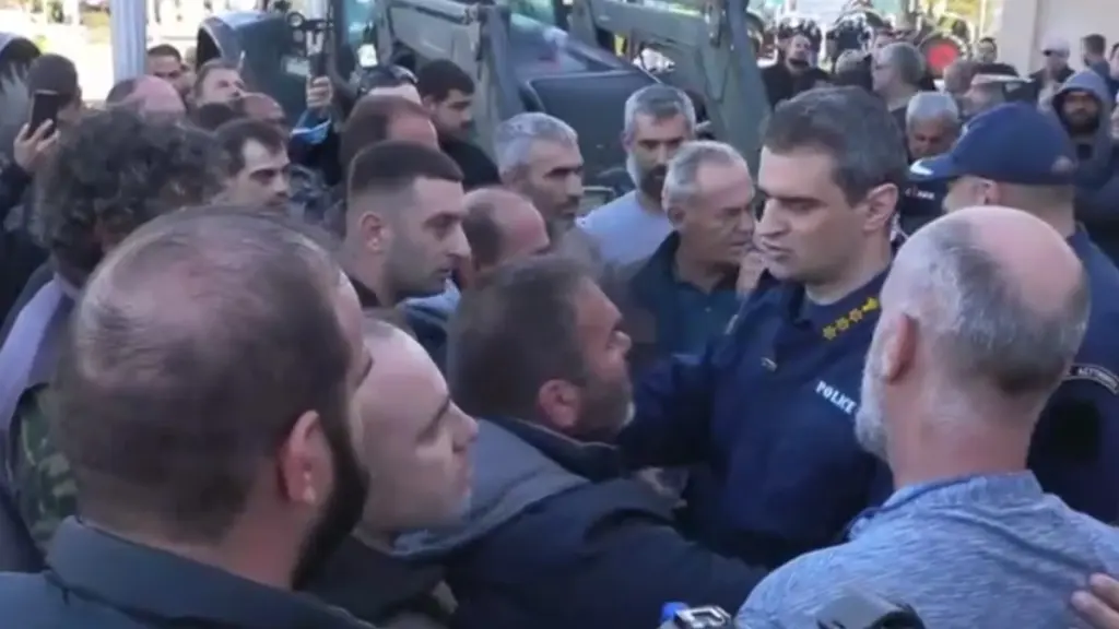 Ένταση στο αεροδρόμιο της Αλεξανδρούπολης μεταξύ αγροτών και αστυνομίας πριν από την επίσκεψη Μητσοτάκη (βίντεο)
